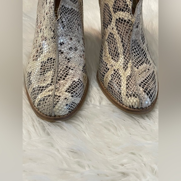 Diba True Look Down Genuine Leather Snake Print Slip On Block Heel Boots Sz 7.5 - Picture 10 of 13